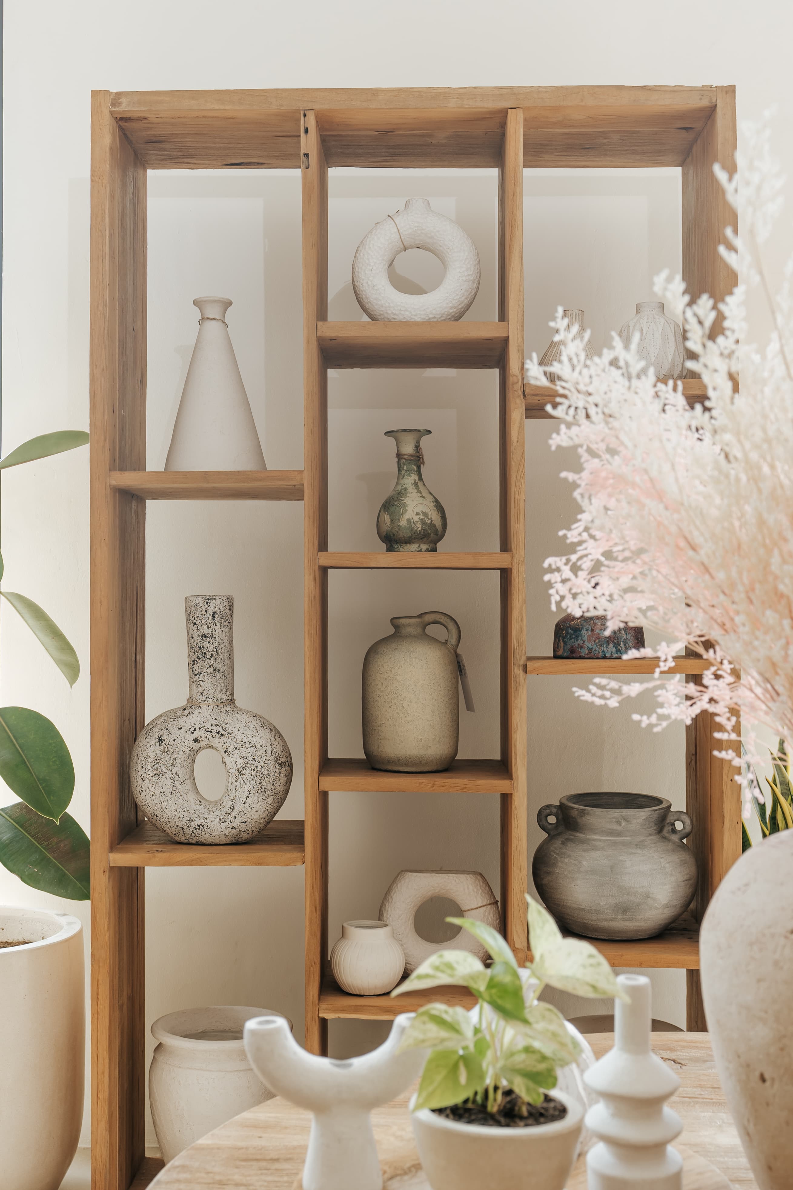 Rattan pendant lamp with warm natural weave